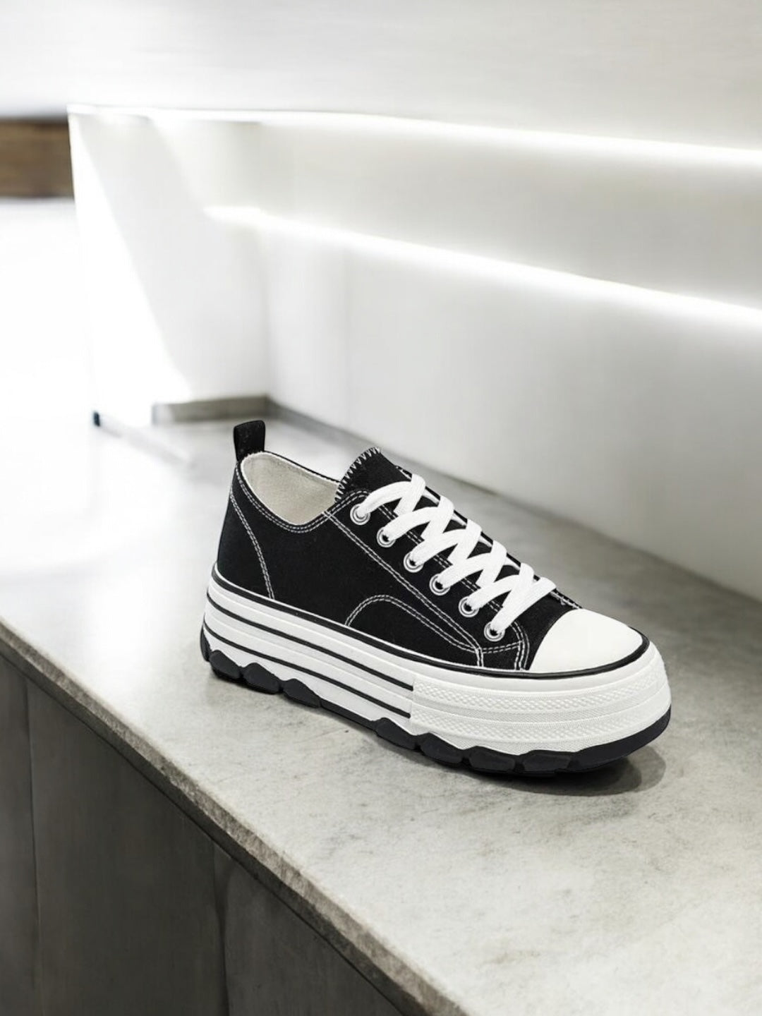 Chaussures baskets noires et blanches semelles plate-forme tout terrain style converse
