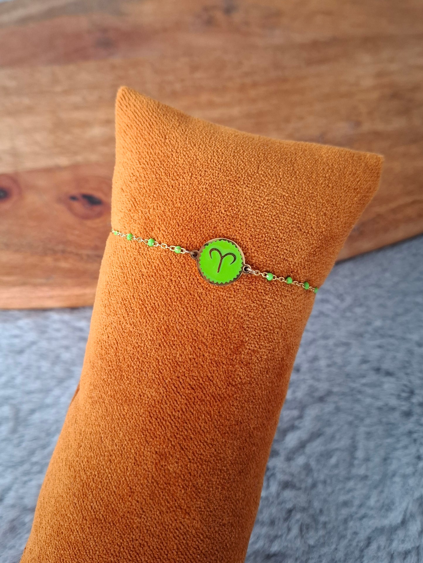 Bracelet à chaîne fine signe astrologique coloré