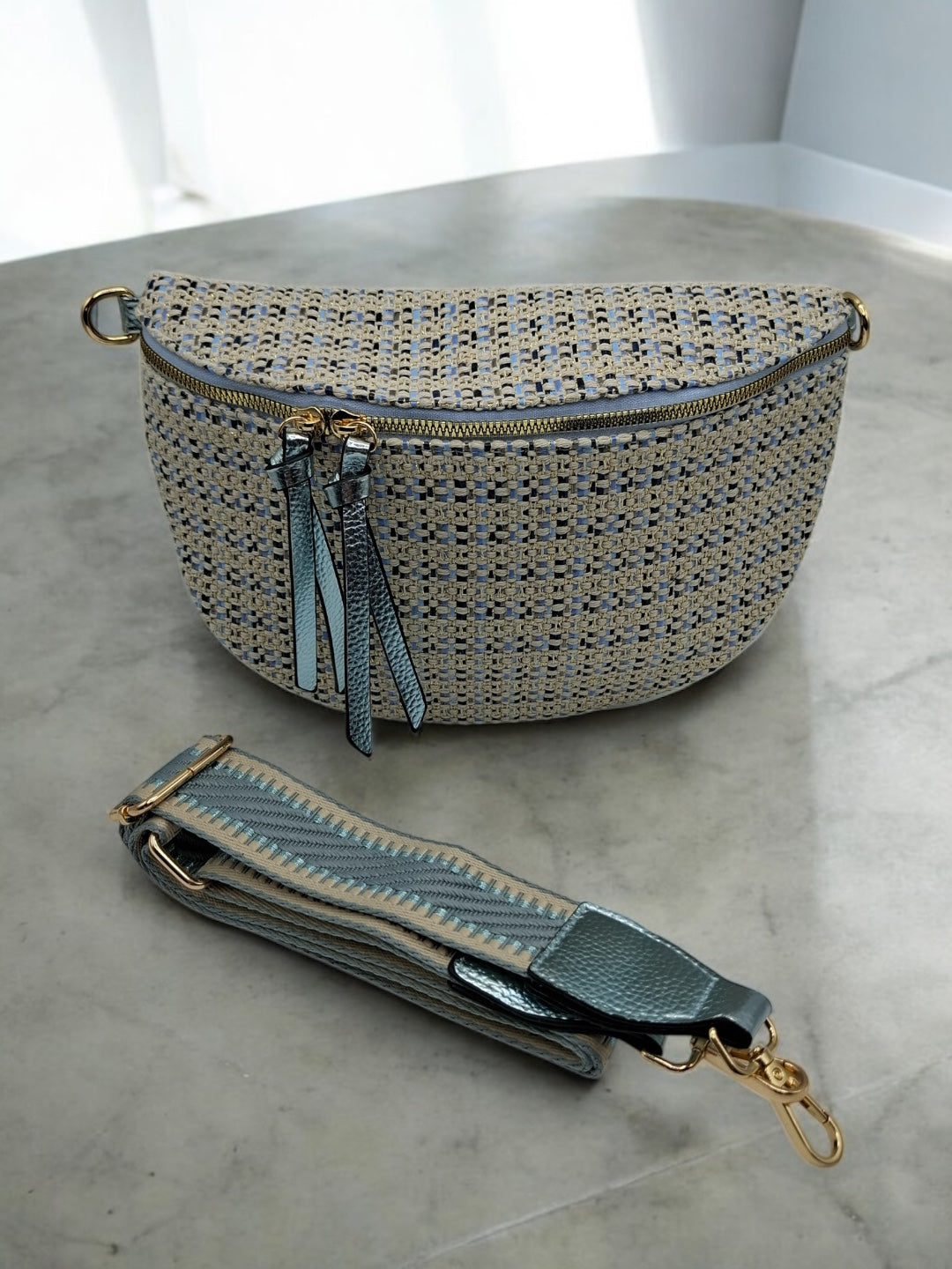 Sac banane en tissu à motif texturé de couleurs noir, bleu et beige sangle fantaisie