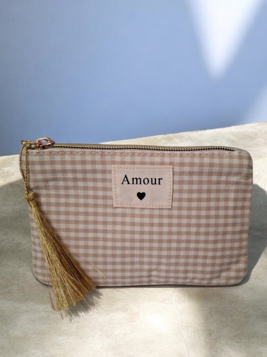 Pochette en tissu beige et blanc motifs à carreaux “Amour”