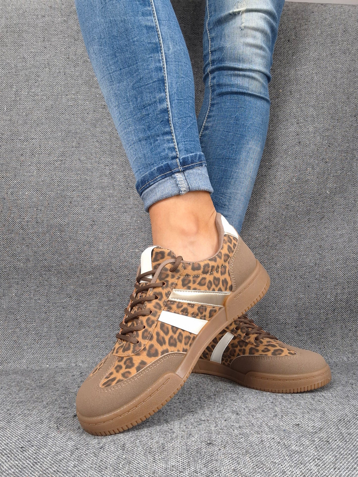 Chaussures baskets imprimé léopard avec bandes blanches et dorées type sneakers
