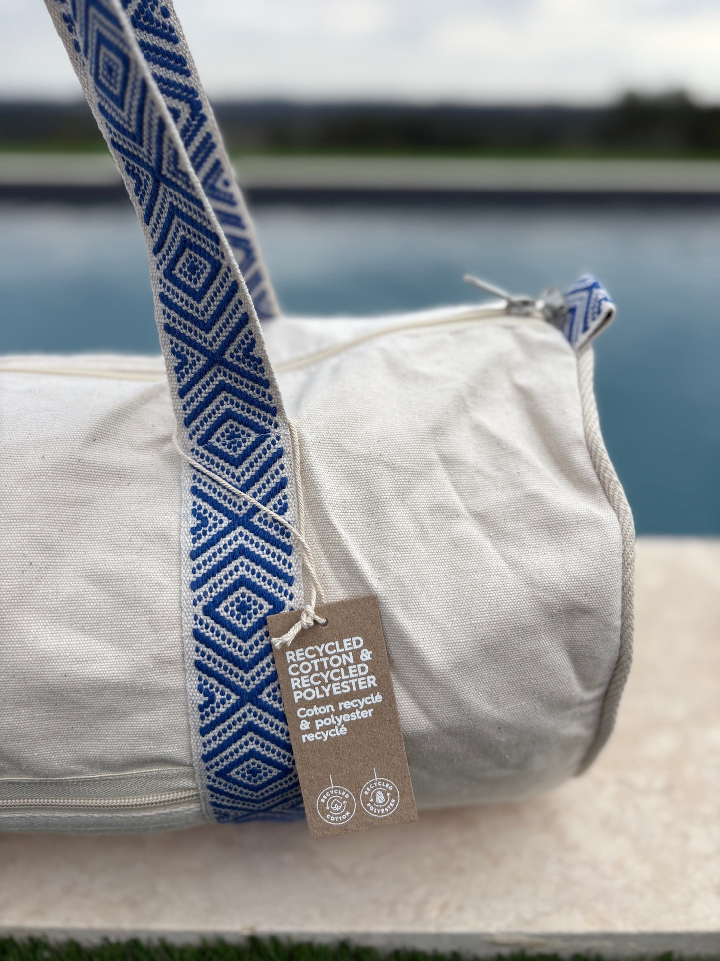 Sac polochon en coton tissu beige avec poignées motifs géométriques en bleu et blanc