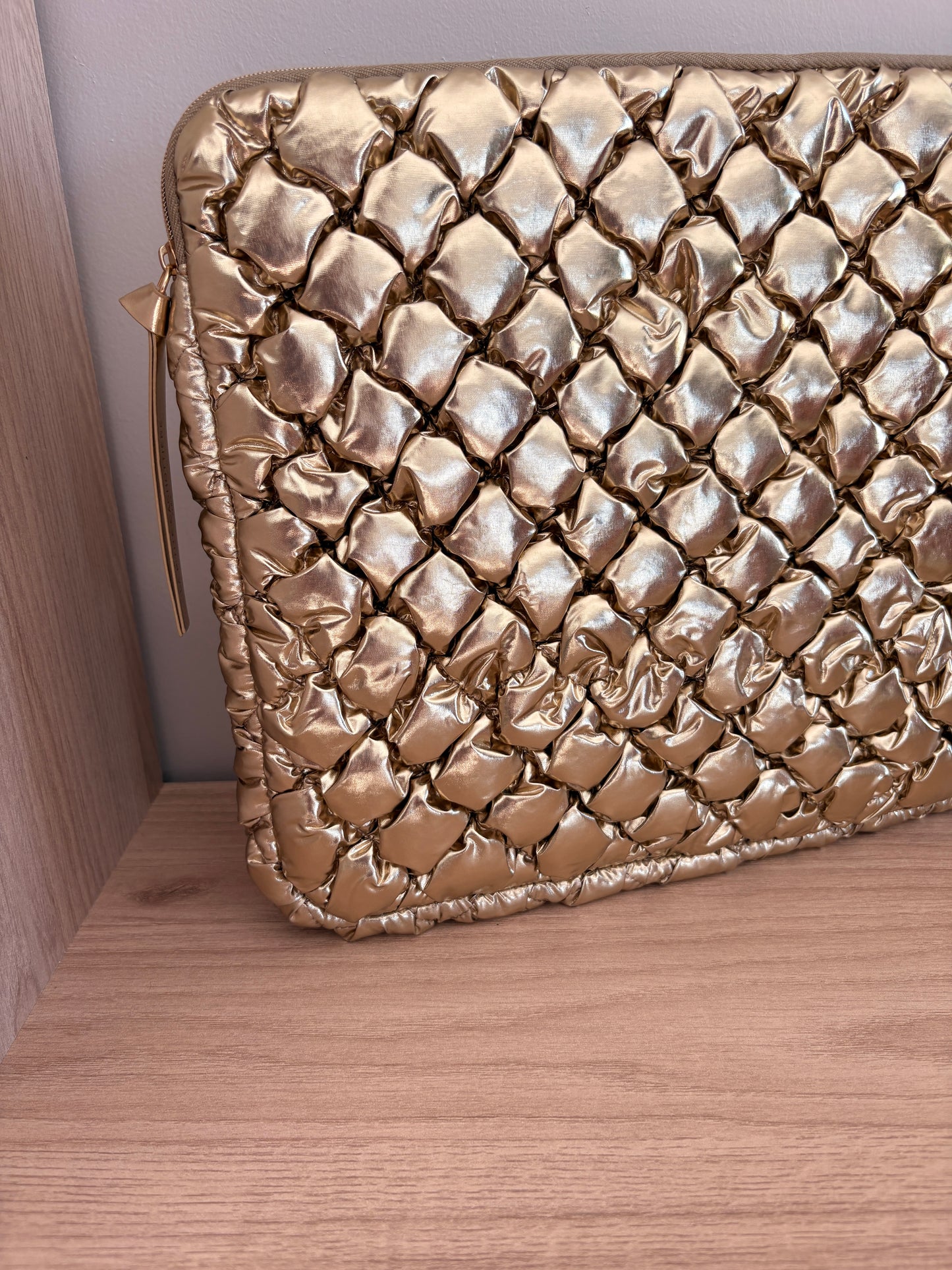 Pochette housse d’ordinateur 14’ matelassé motif relief couleur Dorée