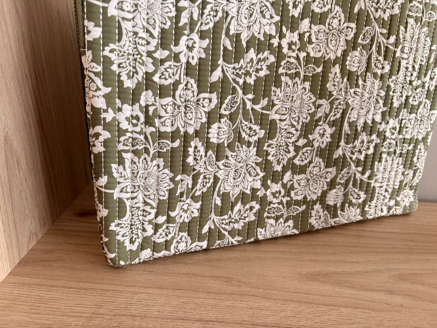 Pochette housse pour ordinateur en coton matelassé liberty floral toile de jouy couleur Kaki et blanc