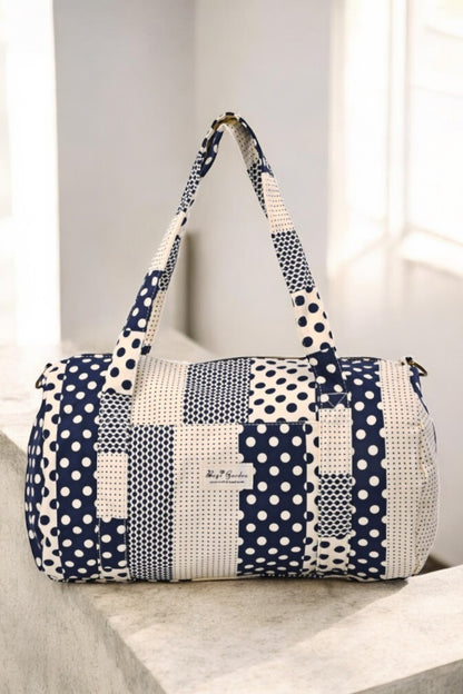 Sac polochon week end de voyage en tissu coton patchwork motifs à pois bleu marine et blanc