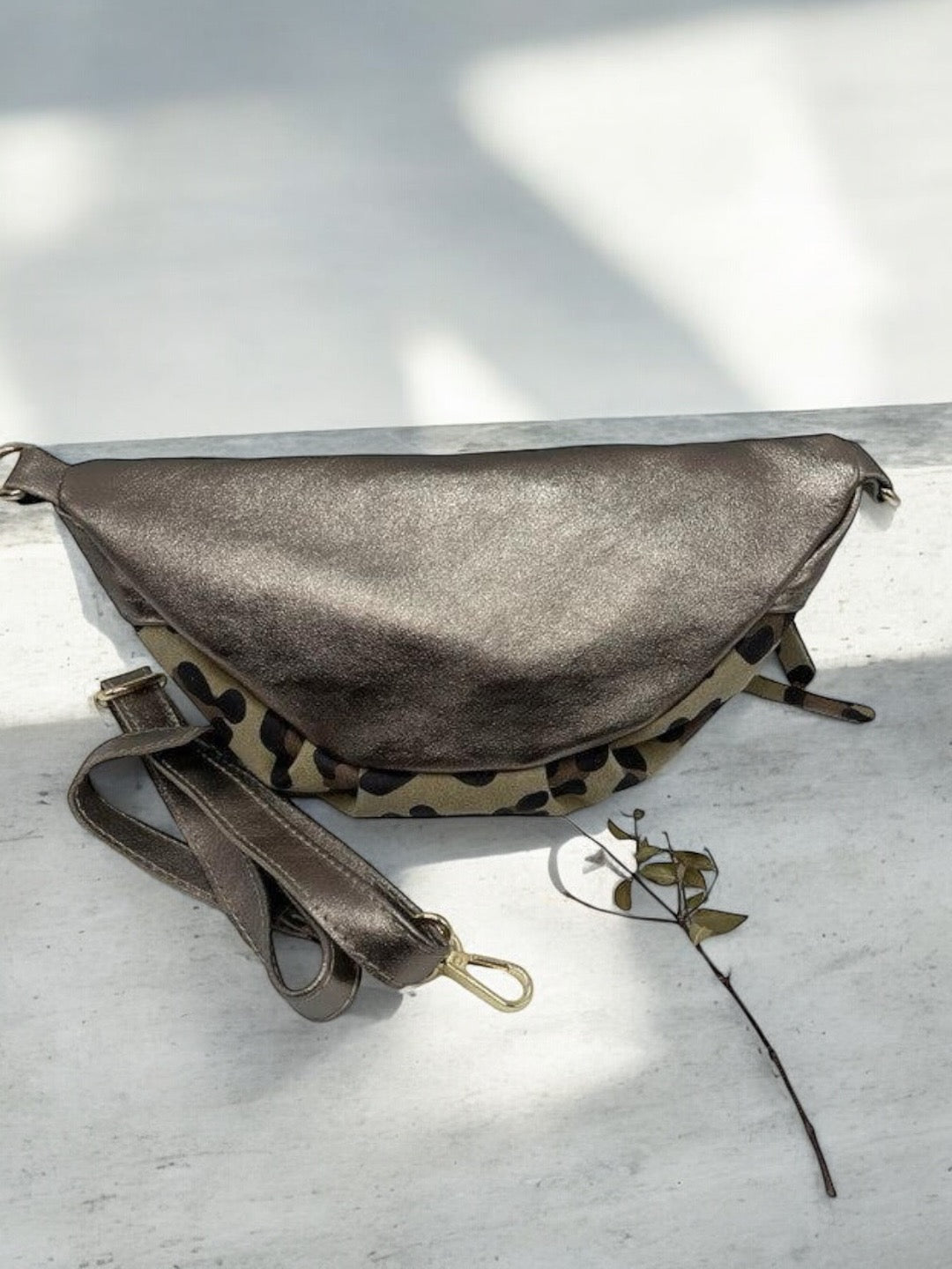 Sac banane croûte de cuir léopard beige et cuir bronze