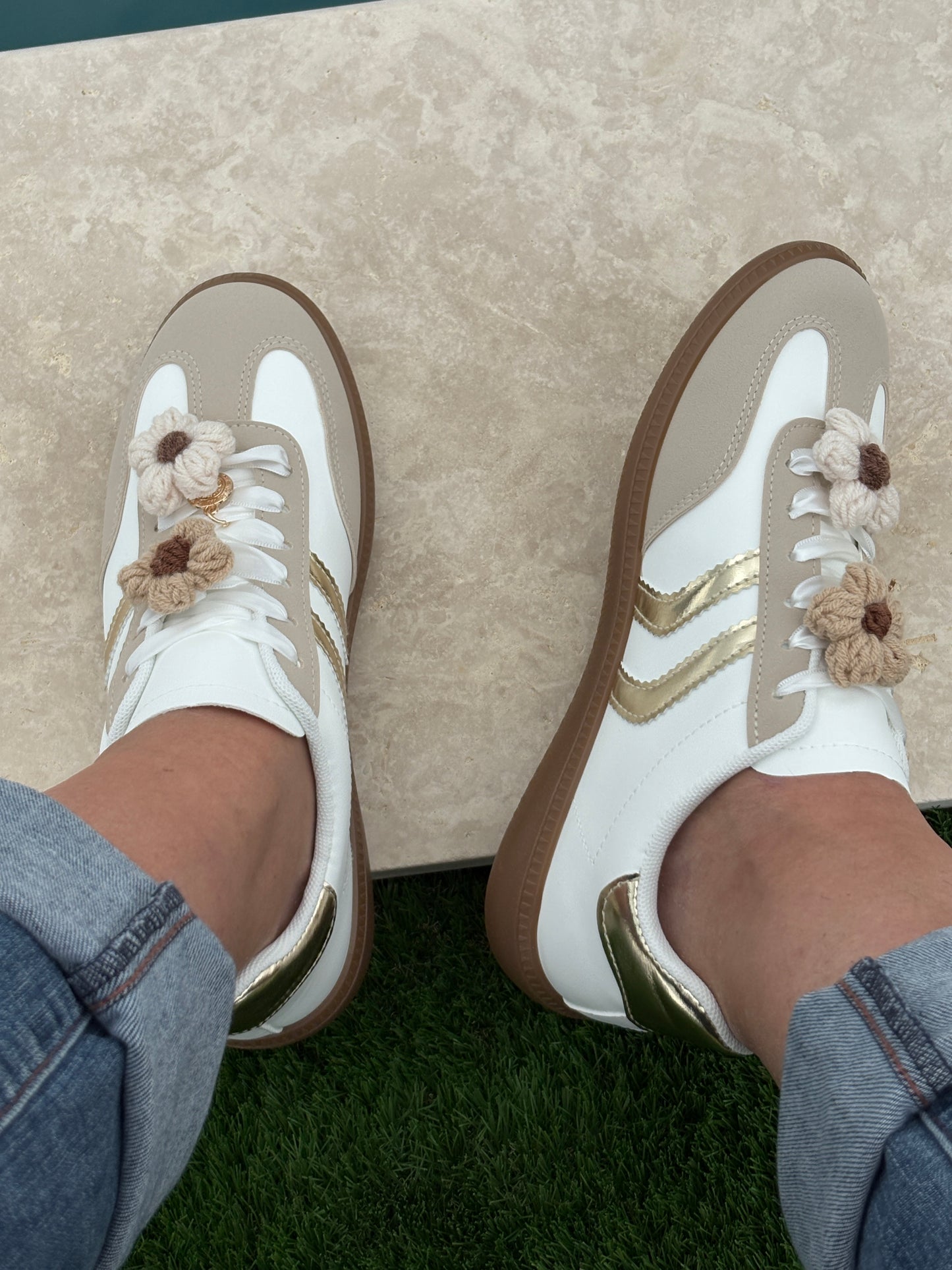 Nouveautés - Chaussures baskets plates beige et blanches avec deux bandes dorées (bijoux de lacets)