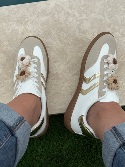 Nouveautés - Chaussures baskets plates beige et blanches avec deux bandes dorées (bijoux de lacets)