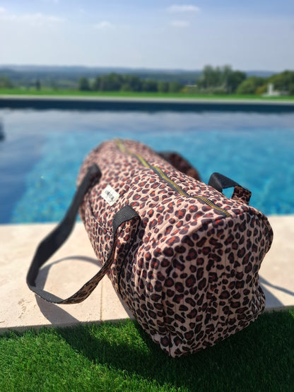 Sac polochon en coton matelassé beige taupe motifs léopard noir et marron