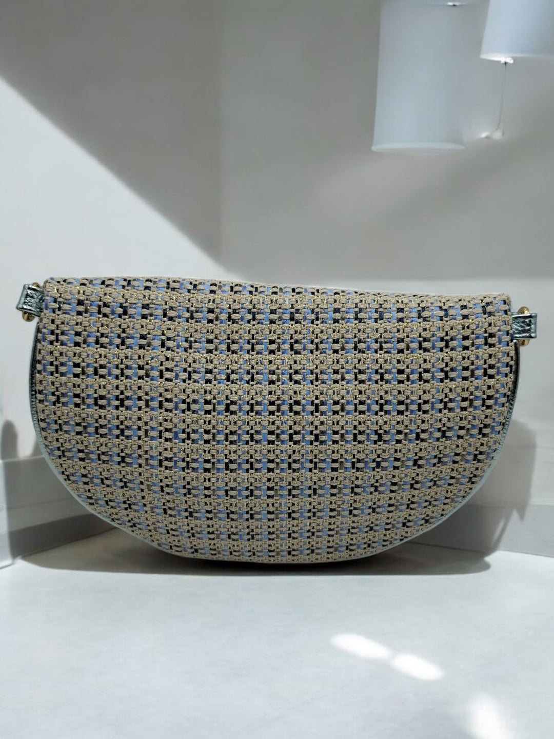 Sac banane en tissu à motif texturé de couleurs noir, bleu et beige sangle fantaisie
