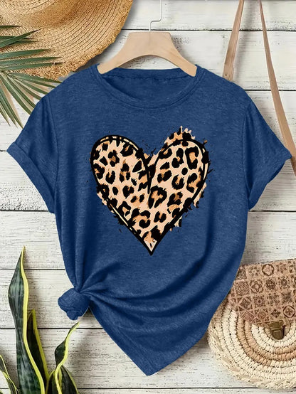 T-shirt bleu femme avec imprimé cœur léopard graphique au centre, nœud torsadé sur le bas, style chic.
