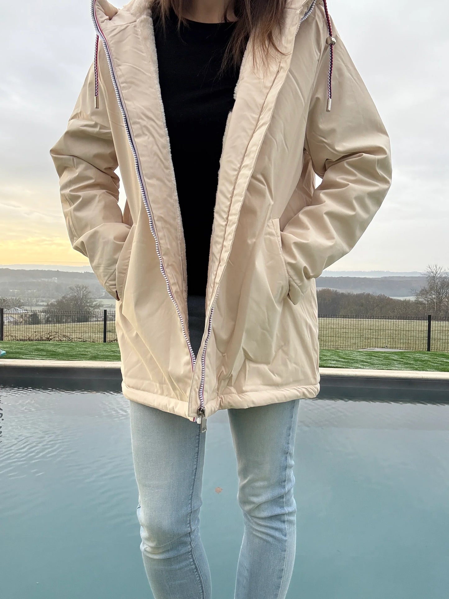 Manteau imperméable mi long fourré en fausse fourrure beige - Curvy