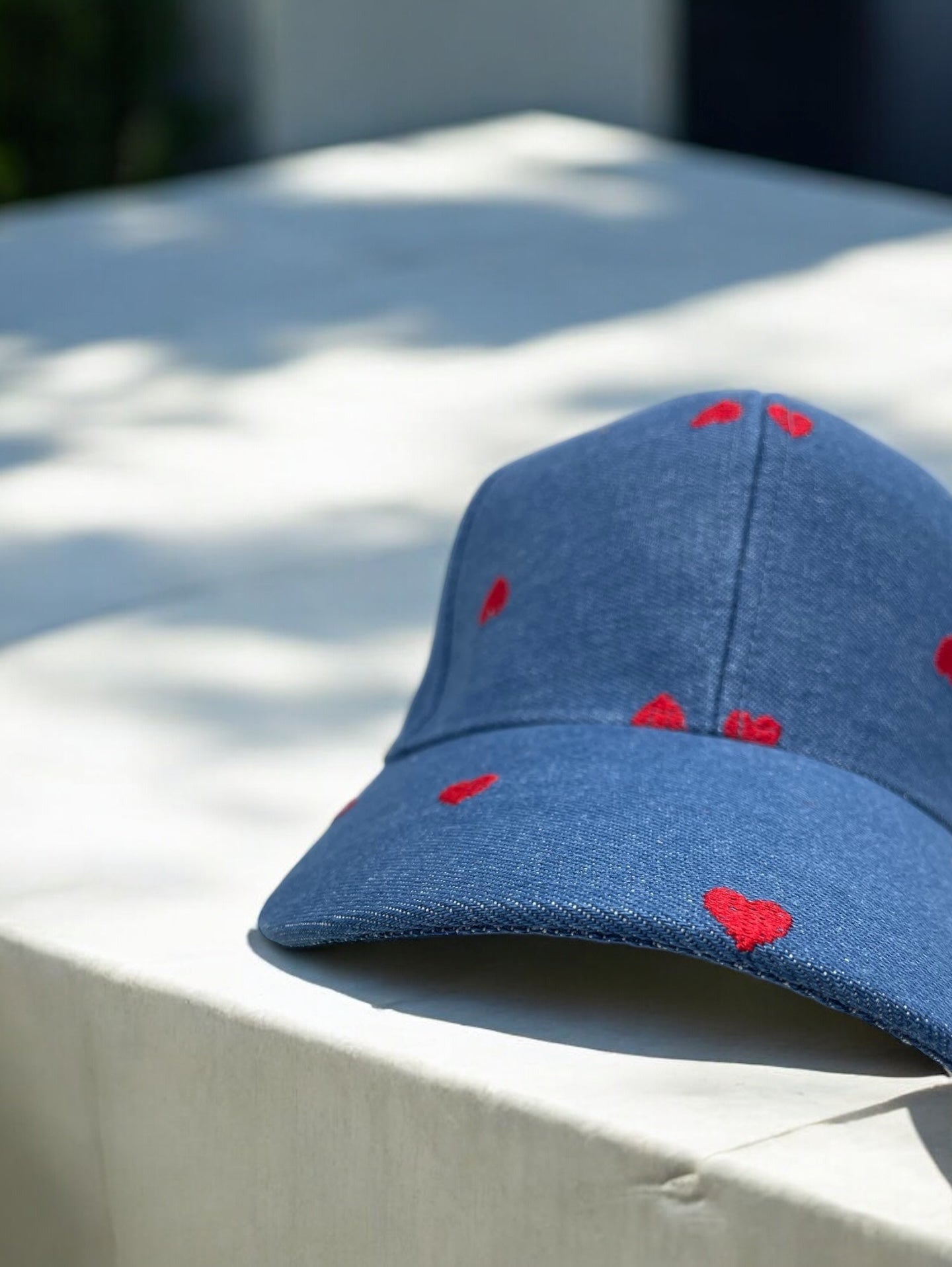 Casquette en coton bleu denim avec motifs cœur rouge