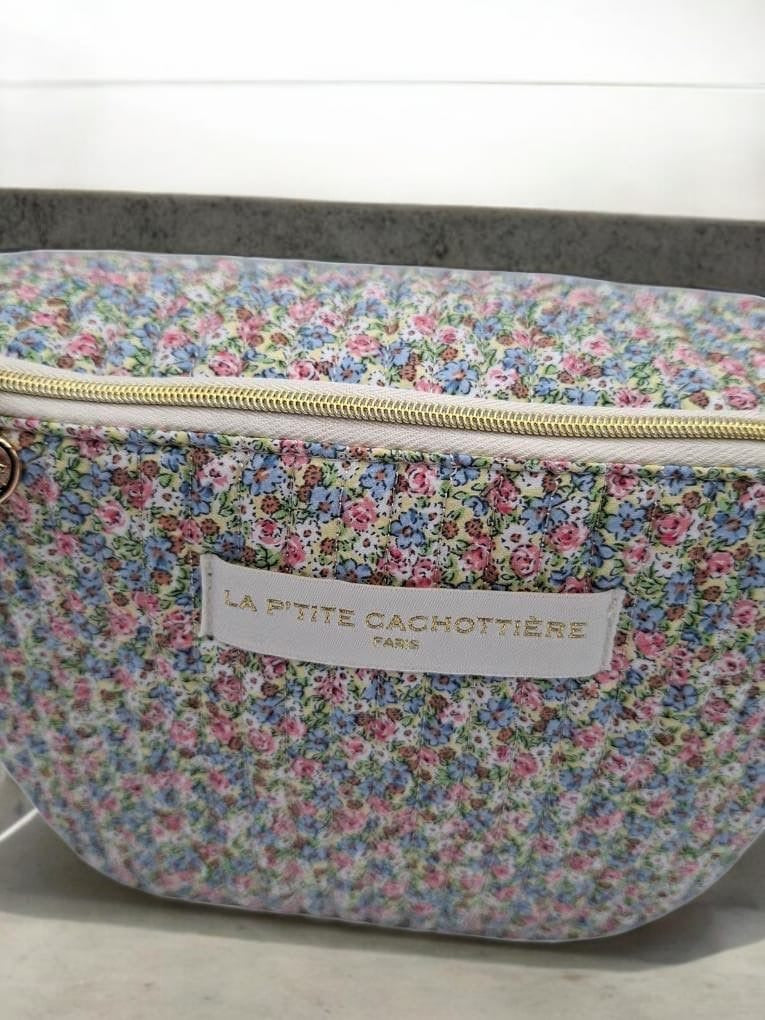 Sac banane en coton liberty fleuri rose pastel « La Ptite cachottière »