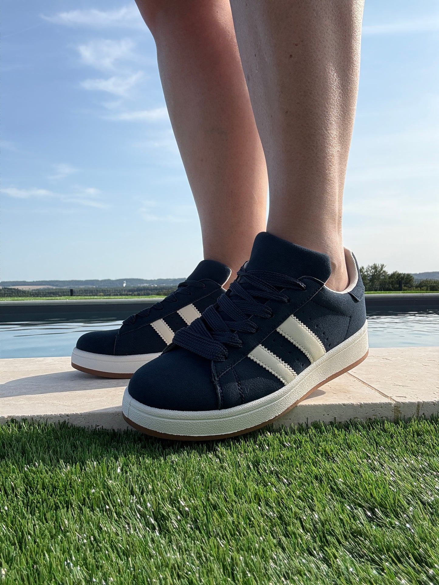 Chaussures baskets basses bleu marine blanc style campus