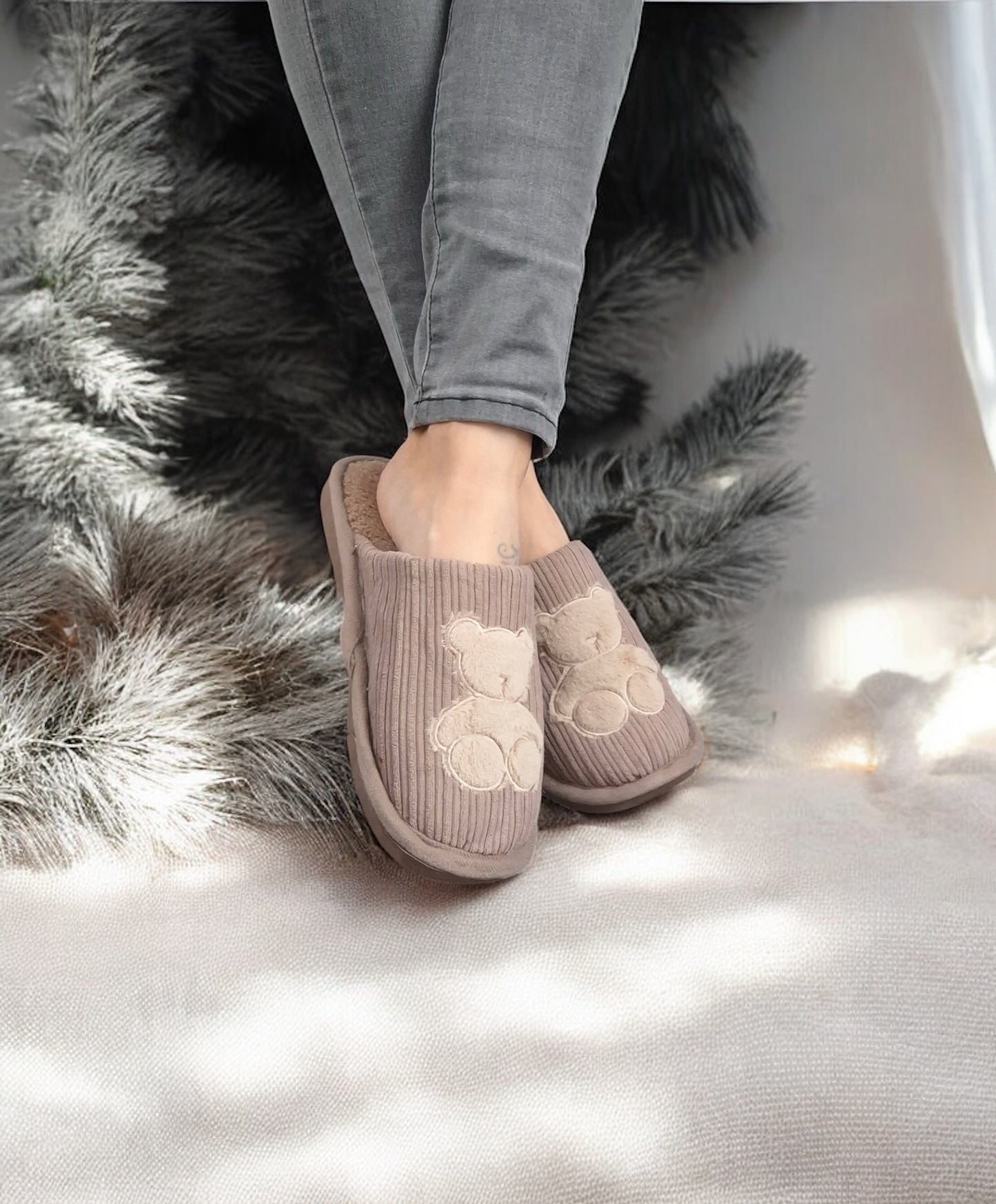 Chaussons fourrés marron en tissu avec motif ours
