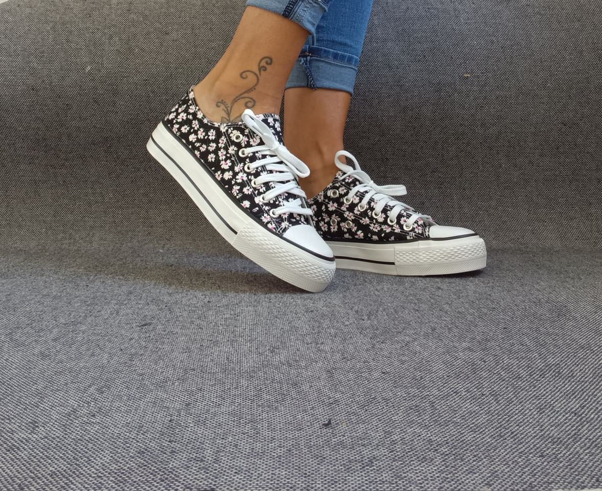 Baskets basses motifs liberty fleurs noires en tissu type converse