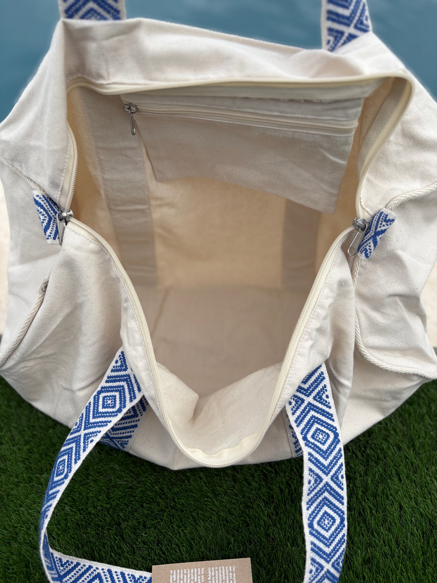Sac polochon en coton tissu beige avec poignées motifs géométriques en bleu et blanc