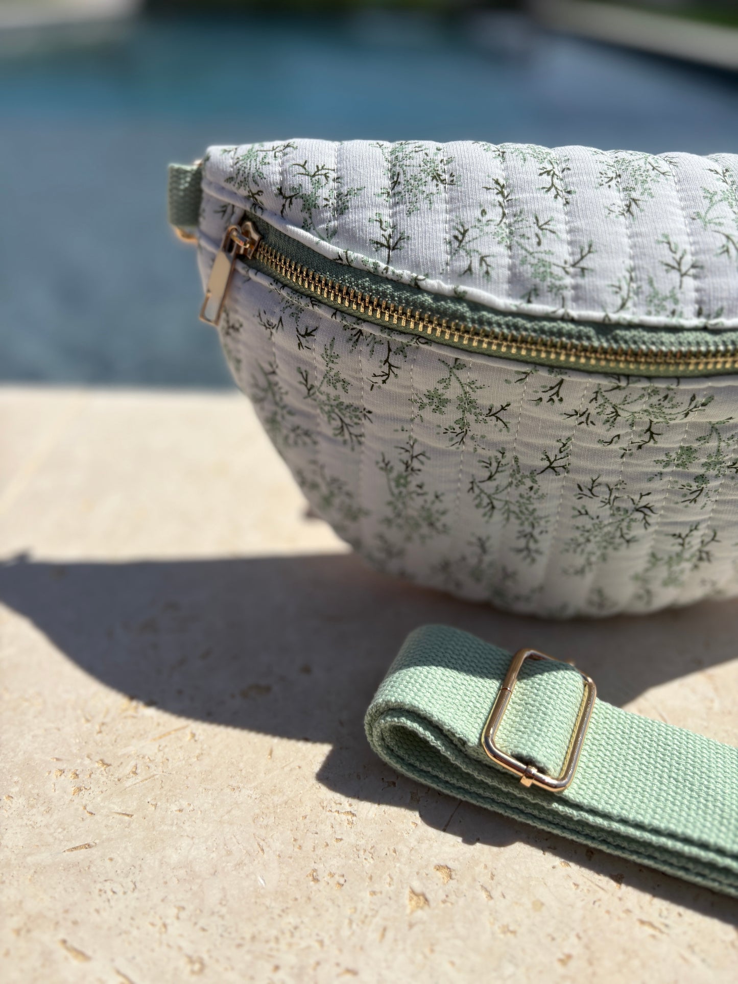 Sac banane en coton matelassé liberty blanc motif floral vert olive