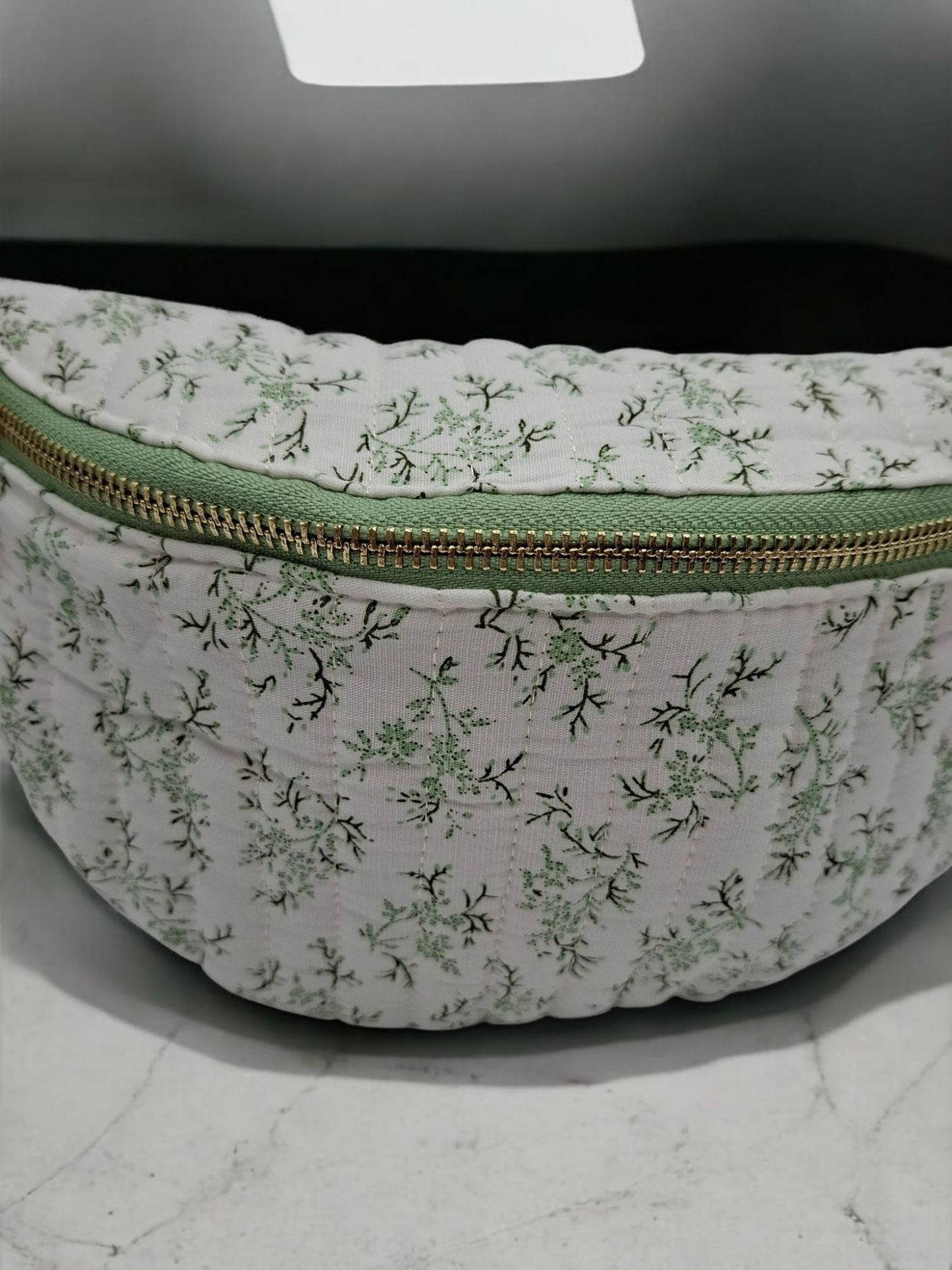Sac banane en coton matelassé liberty blanc motif floral vert olive