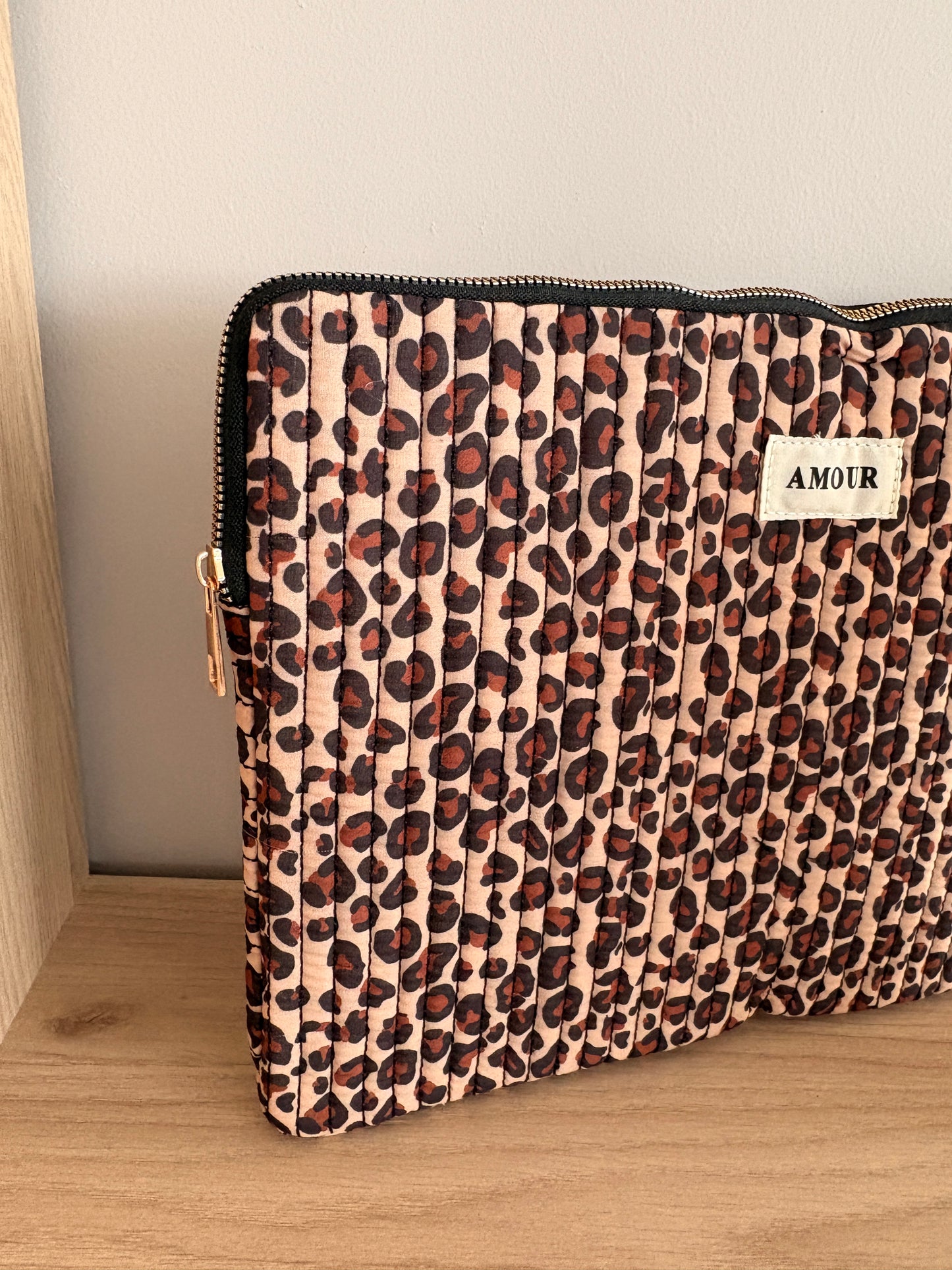Pochette housse pour ordinateur en coton matelassé beige taupe motifs léopard couleur Noir et marron