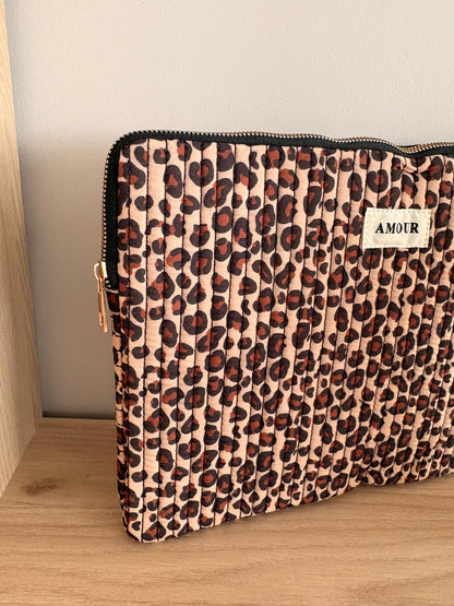 Pochette housse pour ordinateur en coton matelassé beige taupe motifs léopard couleur Noir et marron