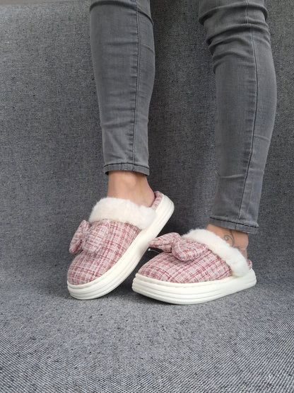 Chaussons fourrés rouge et blanc en tissu à carreaux avec noeud