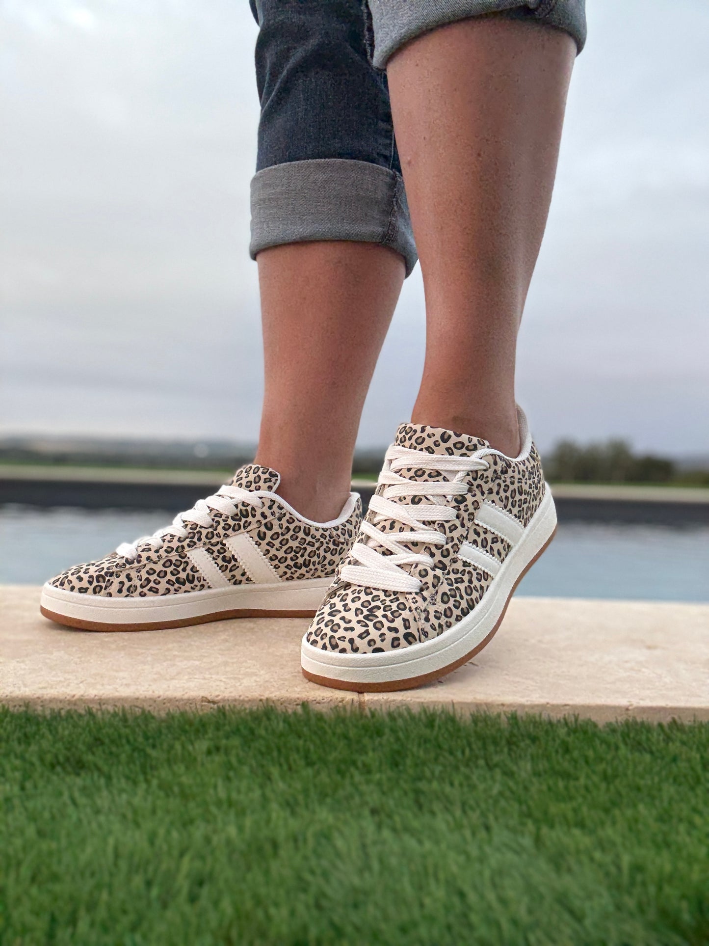 Chaussures baskets basses motif léopard basse en tissu beige style campus