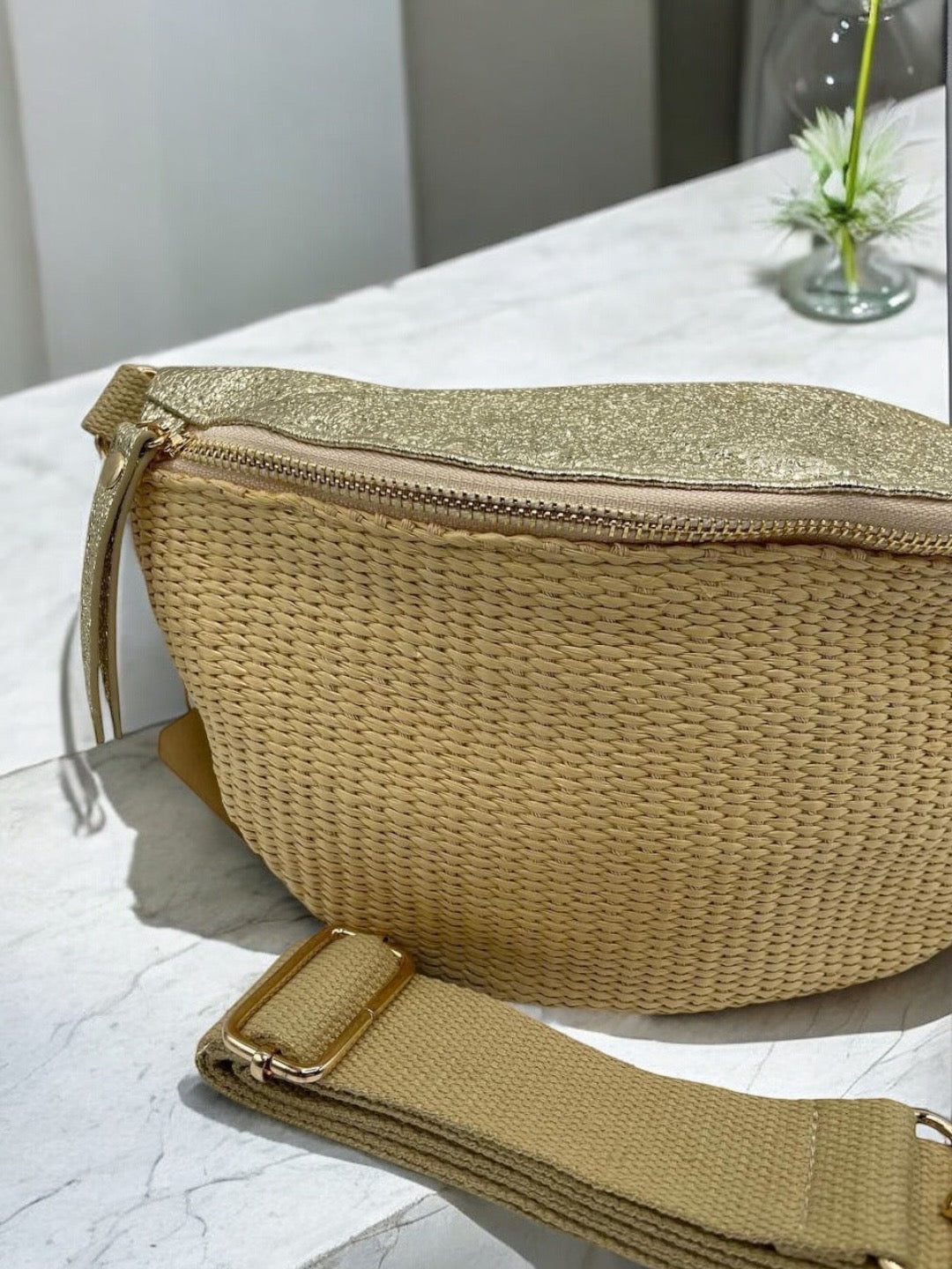 Sac banane bi-matière en paille beige et simili cuir doré pailleté