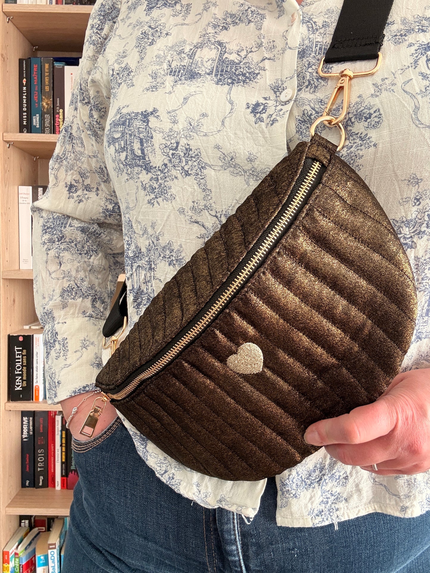 Sac banane en tissu irisé noir texturé relief élégant doré