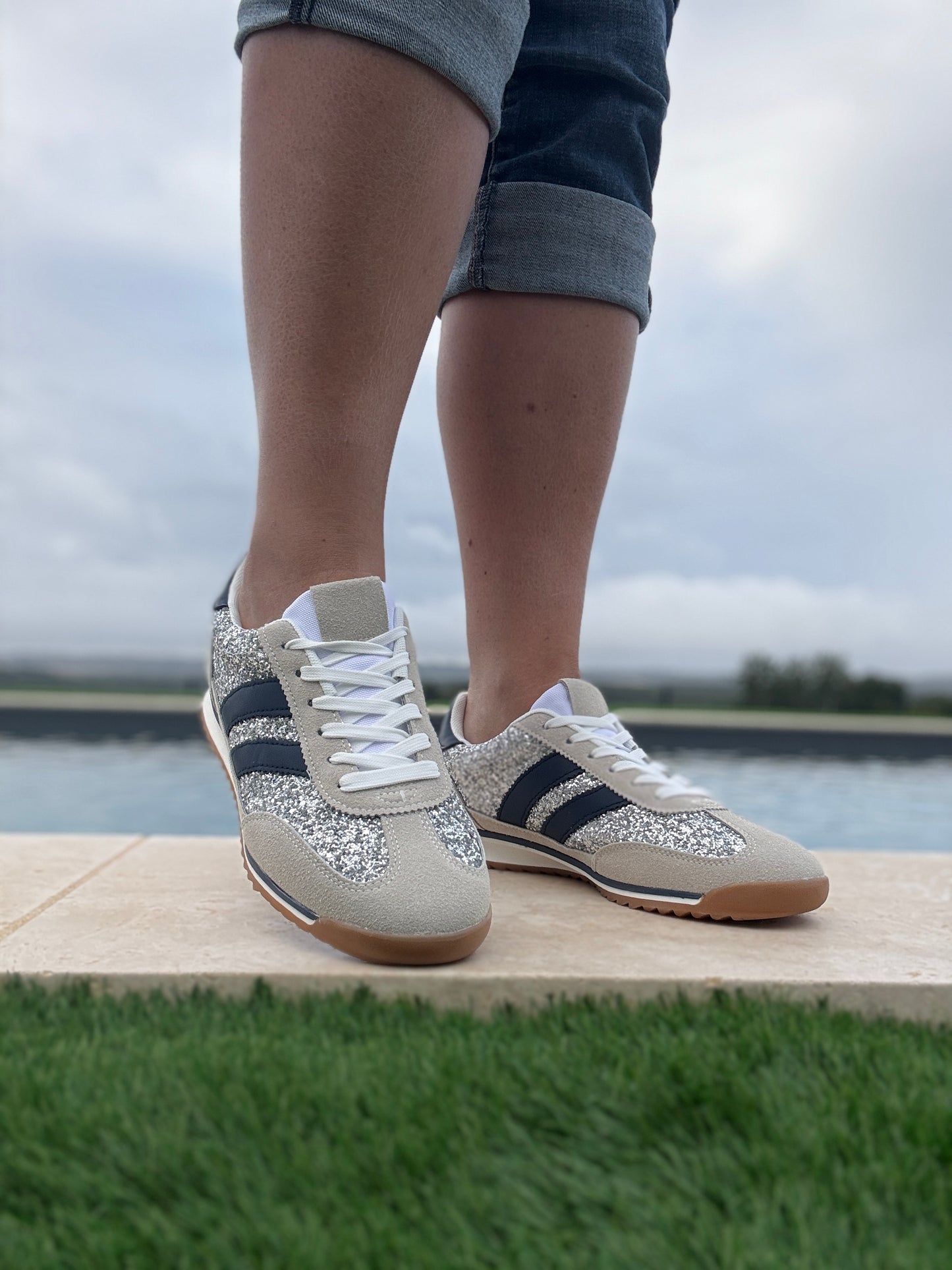 Chaussures baskets basses gris pailleté avec des rayures bleu marine style sneakers