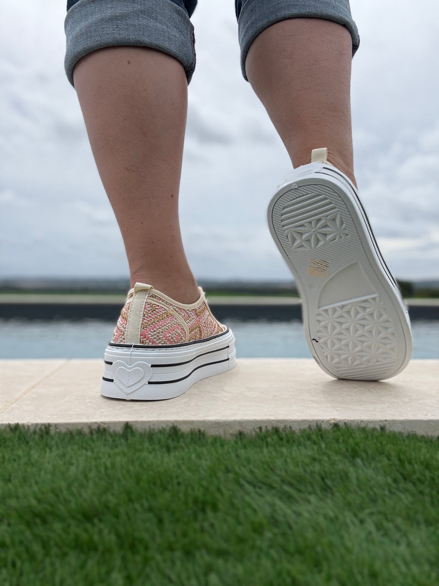 Chaussures baskets effet paille beige rose semelle compensée style converse