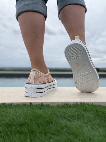 Chaussures baskets effet paille beige rose semelle compensée style converse