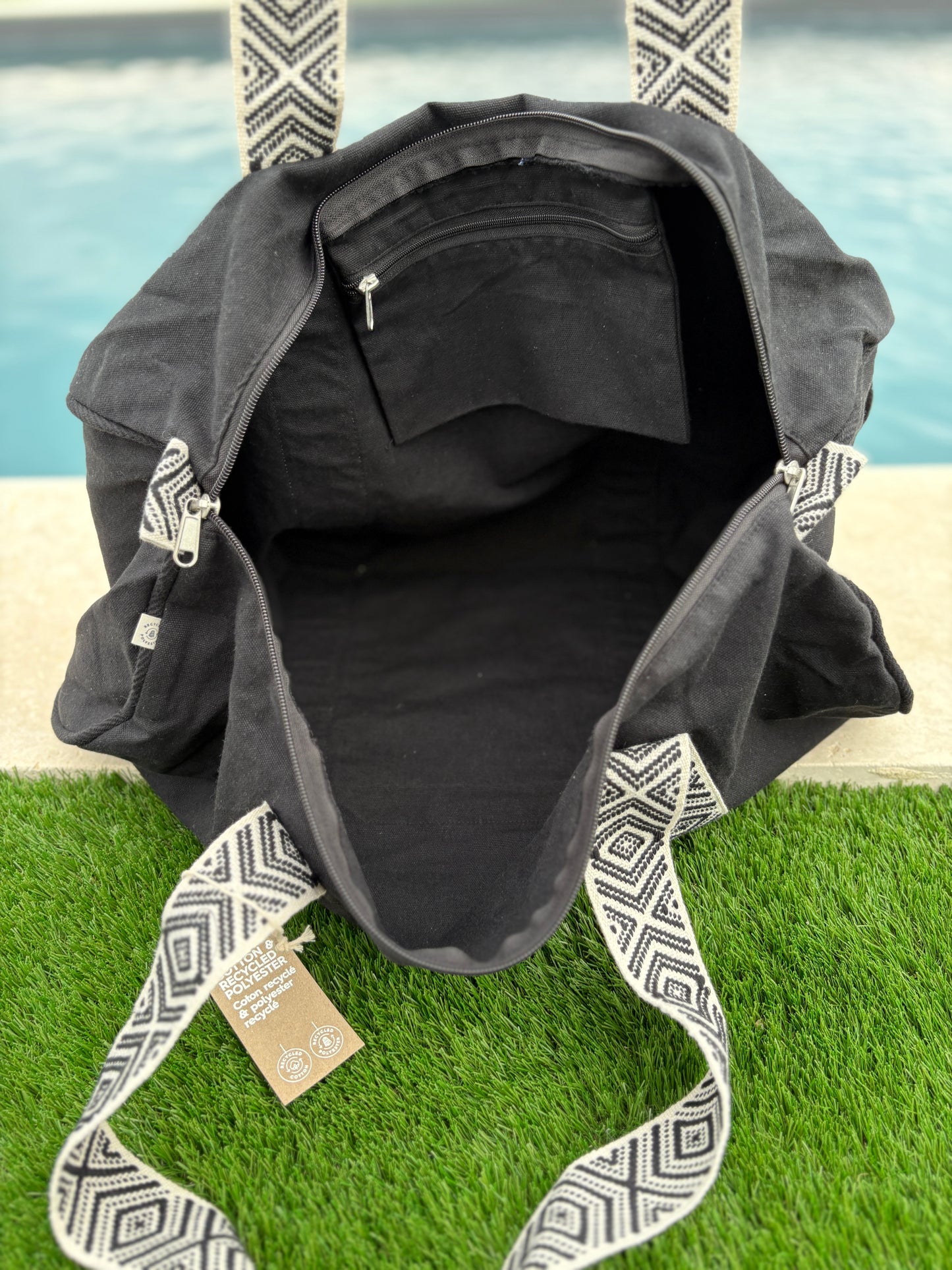 Sac polochon en coton tissu noir avec poignées motifs géométriques en noir et blanc