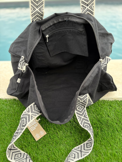 Sac polochon en coton tissu noir avec poignées motifs géométriques en noir et blanc