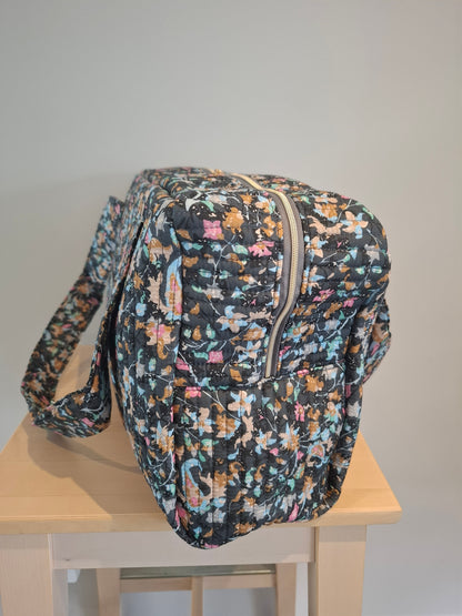 Sac week-end polochon en coton matelassé gris liberty fleuris nuances de rose bleu et orange