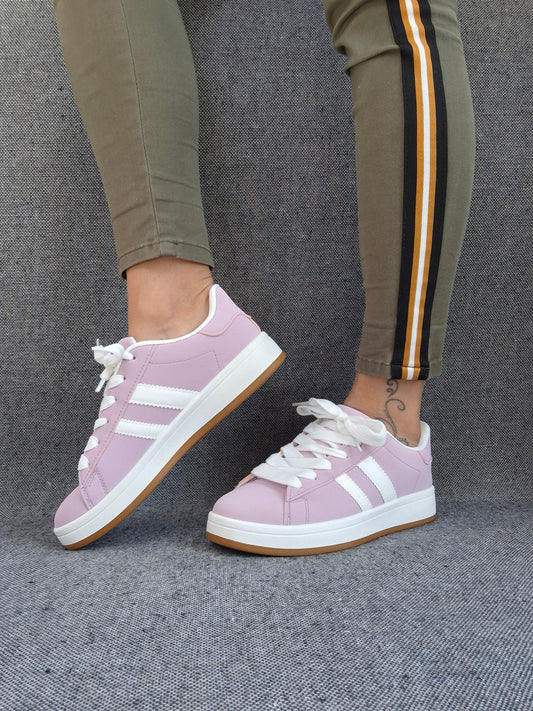 Chaussures baskets basses rose pale lilas avec bandes blanches style sneakers campus