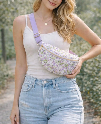 Sac Banane Fleuri Parme – Tissu Matelassé Blanc & Sangle Parme