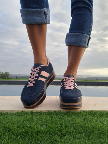 Chaussures baskets basses compensées bleu marine avec bandes roses style sneakers campus