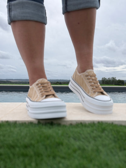 Chaussures baskets tissées beige doré semelle compensée style converse