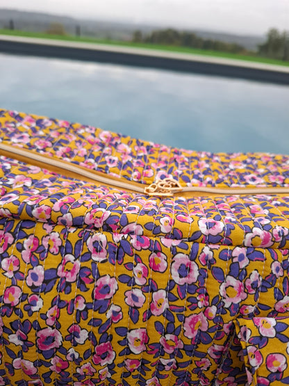 Sac week-end polochon en coton matelassé jaune liberty fleuris rose et violet
