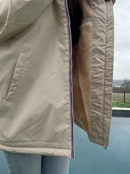 Manteau imperméable mi long fourré en fausse fourrure beige - Curvy