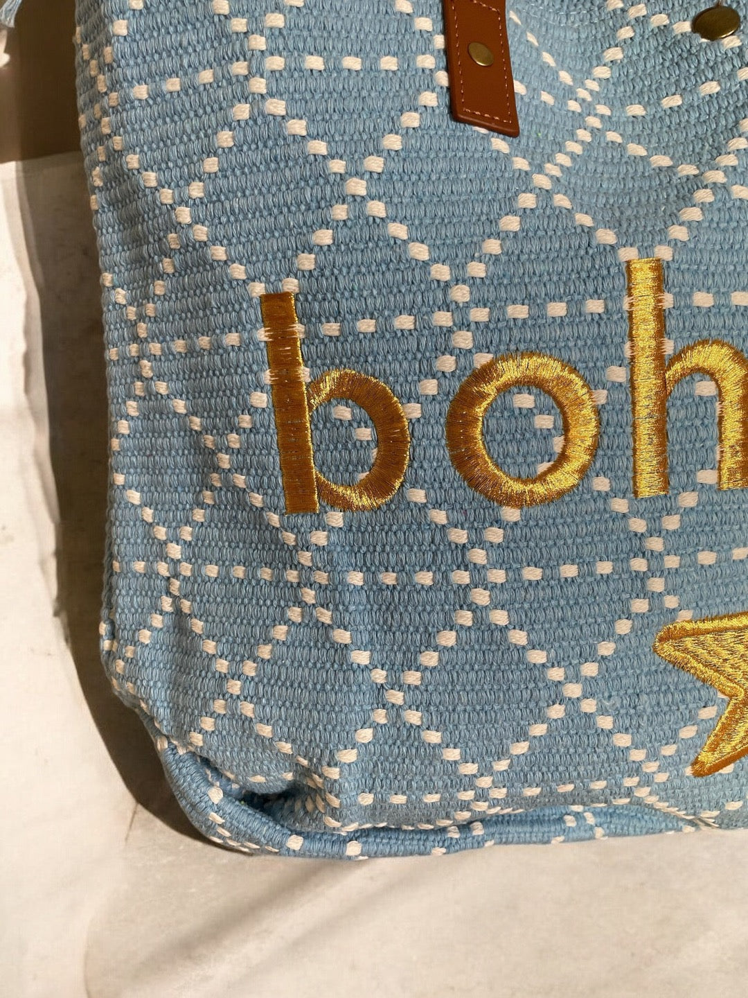 Grand sac fourre-tout bleu ciel avec écriture dorée « Bohème »