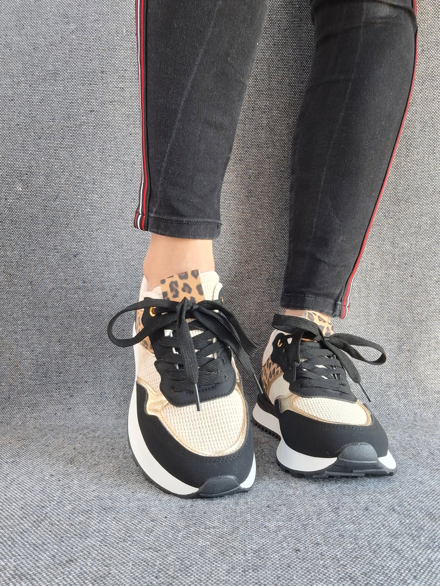 Chaussures baskets en tissu beige et noir avec un motif léopard style sneakers