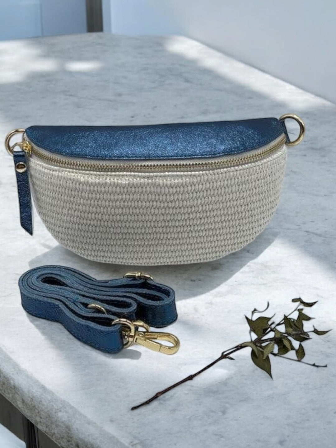 Sac banane bi matiere tressé beige cuir bleu marine