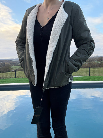 Laura Jo - Manteau Veste courte fourrée réversible kaki avec doublure en sherpa crème