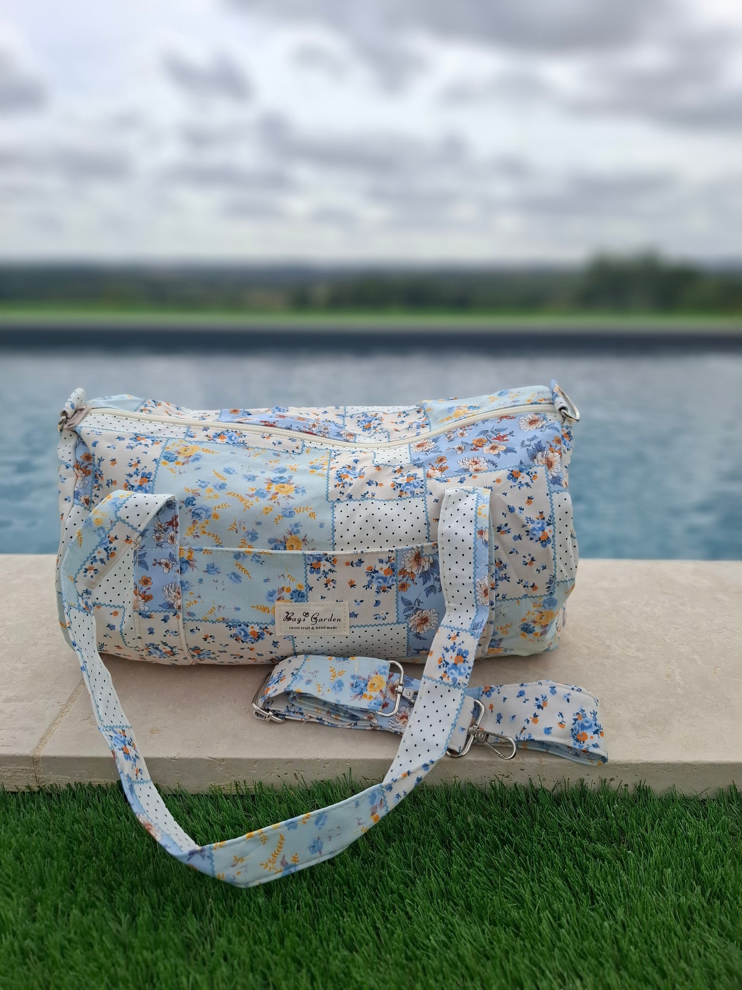 Sac polochon week end de voyage en tissu coton patchwork motifs floraux bleu clair et jaune