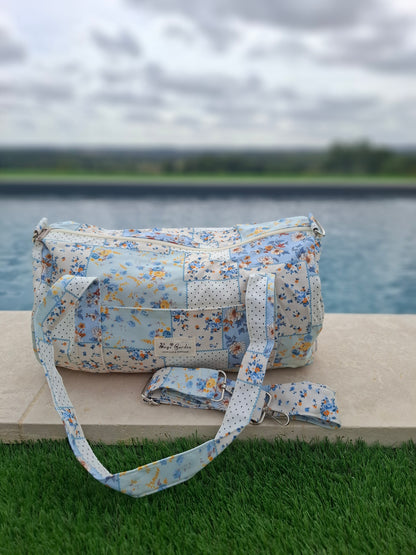 Sac polochon week end de voyage en tissu coton patchwork motifs floraux bleu clair et jaune