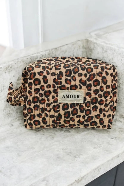 Pochette trousse en coton matelassé beige taupe motifs léopard couleur Noir et marron