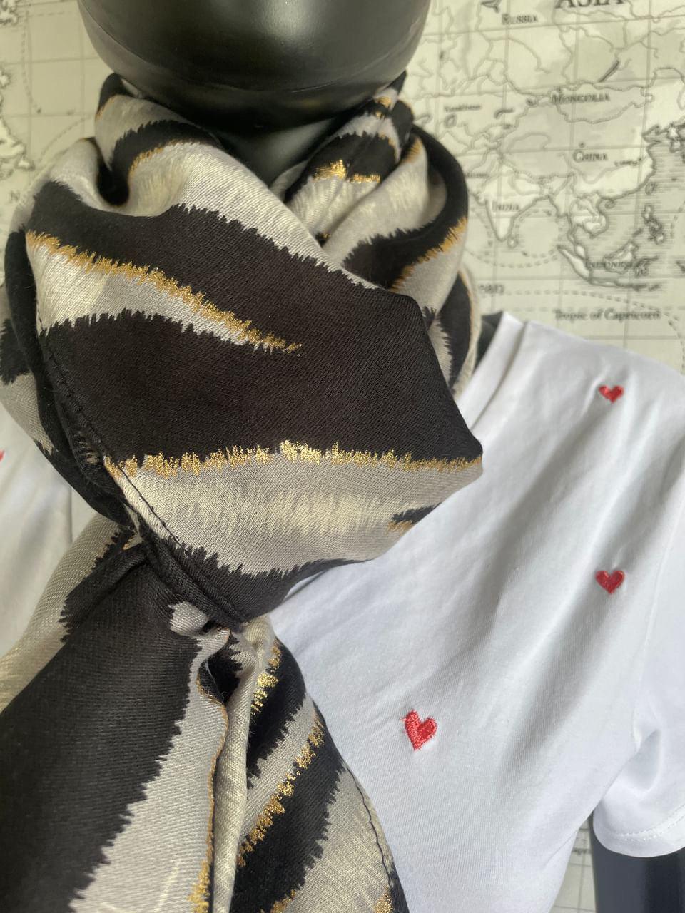 Foulard en tissu motifs zébré noir et gris avec touche de doré